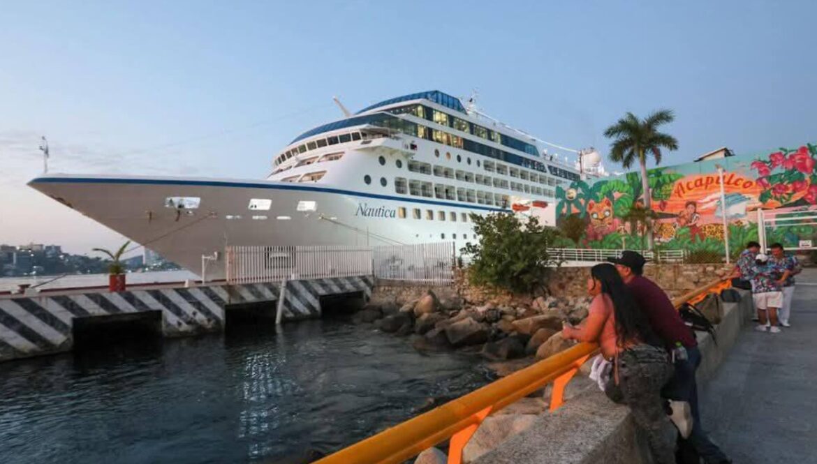 Llega al puerto de Acapulco el primer crucero del 2025, MS Náutica con más mil personas a bordo