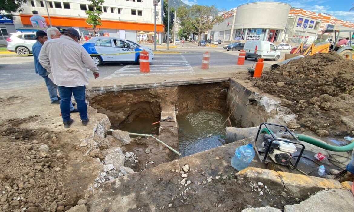 Repara CAPAMA fuga de importancia en Costera Miguel Alemán