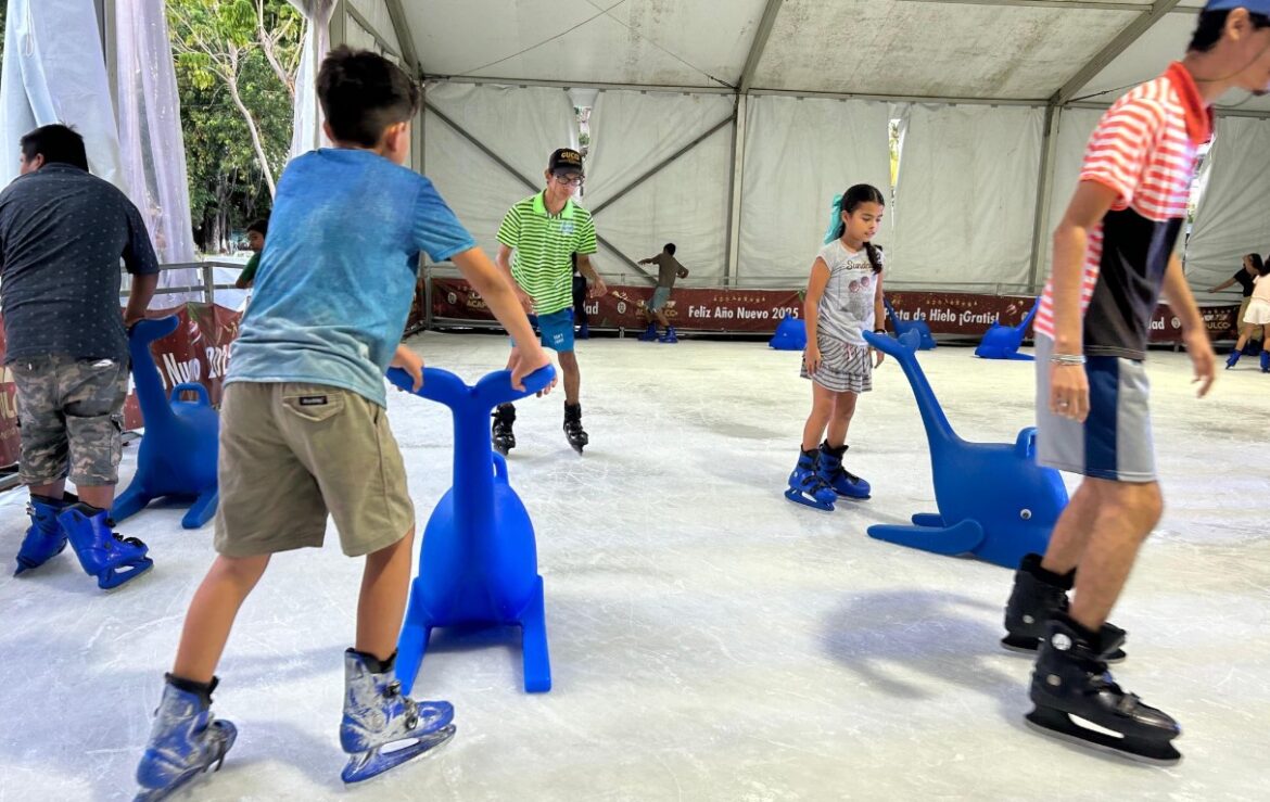 Cerca de 500 personas disfrutan diariamente de la pista de hielo del Zócalo