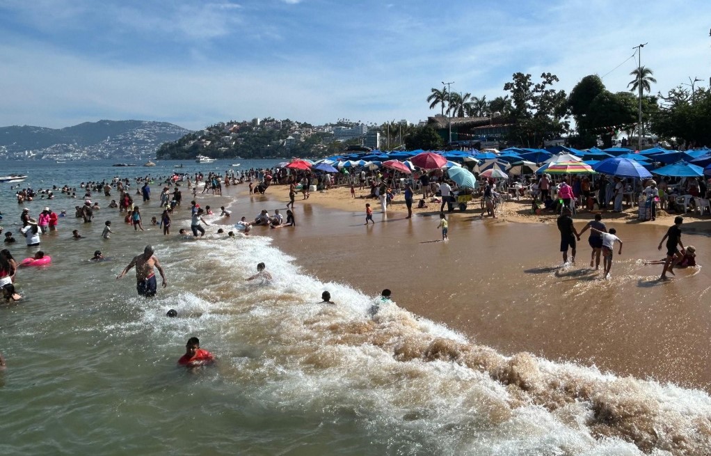 Continúan turistas disfrutando de la temporada vacacional en Acapulco