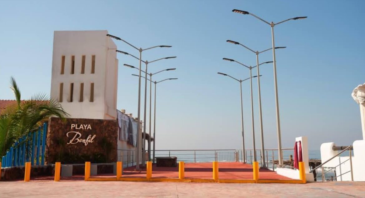 Entrega Abelina López Rodríguez accesos a playa Bonfil y Condesa