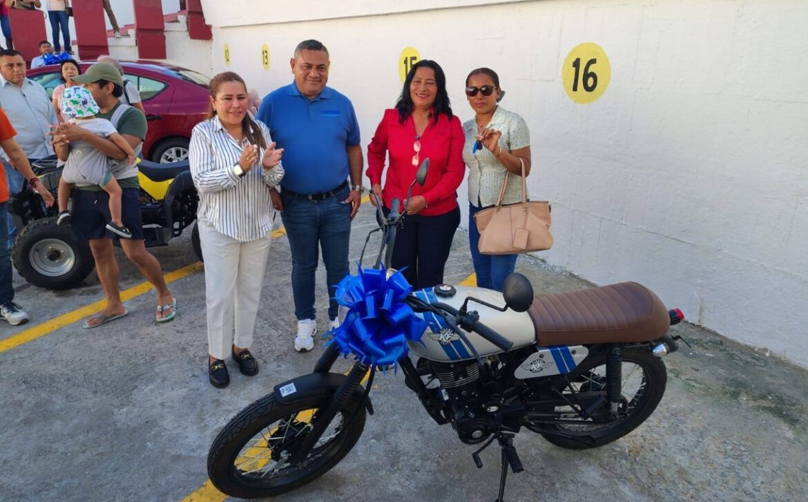 Premia Abelina López Rodríguez a ganadores del sorteo “Paga y gana con CAPAMA