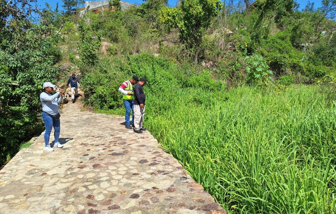 Continúan verificación de cauces; personal del Ayuntamiento recorrió Praderas de Costa Azul y Hermenegildo Galeana