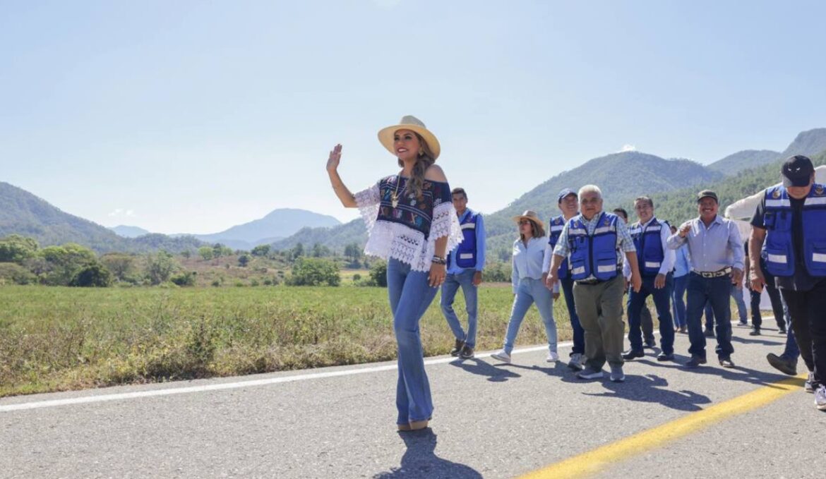 Evelyn Salgado inaugura obras sociales y cumple a los Pueblos Santos de la Sierra de Chilpancingo