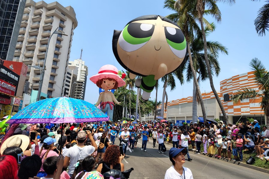 Desfile de globos gigantes reúne a cientos de familias en la Costera de Acapulco