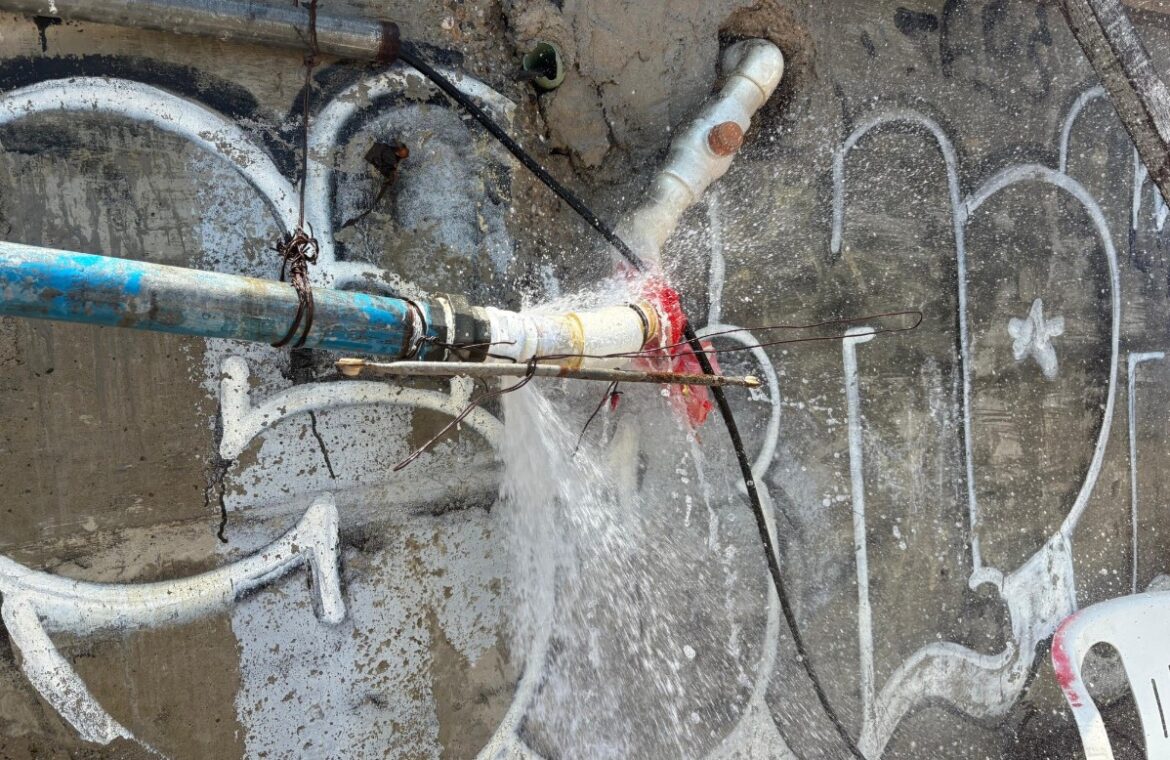 Repara CAPAMA fuga de agua potable en la Costera frente al río del Camarón