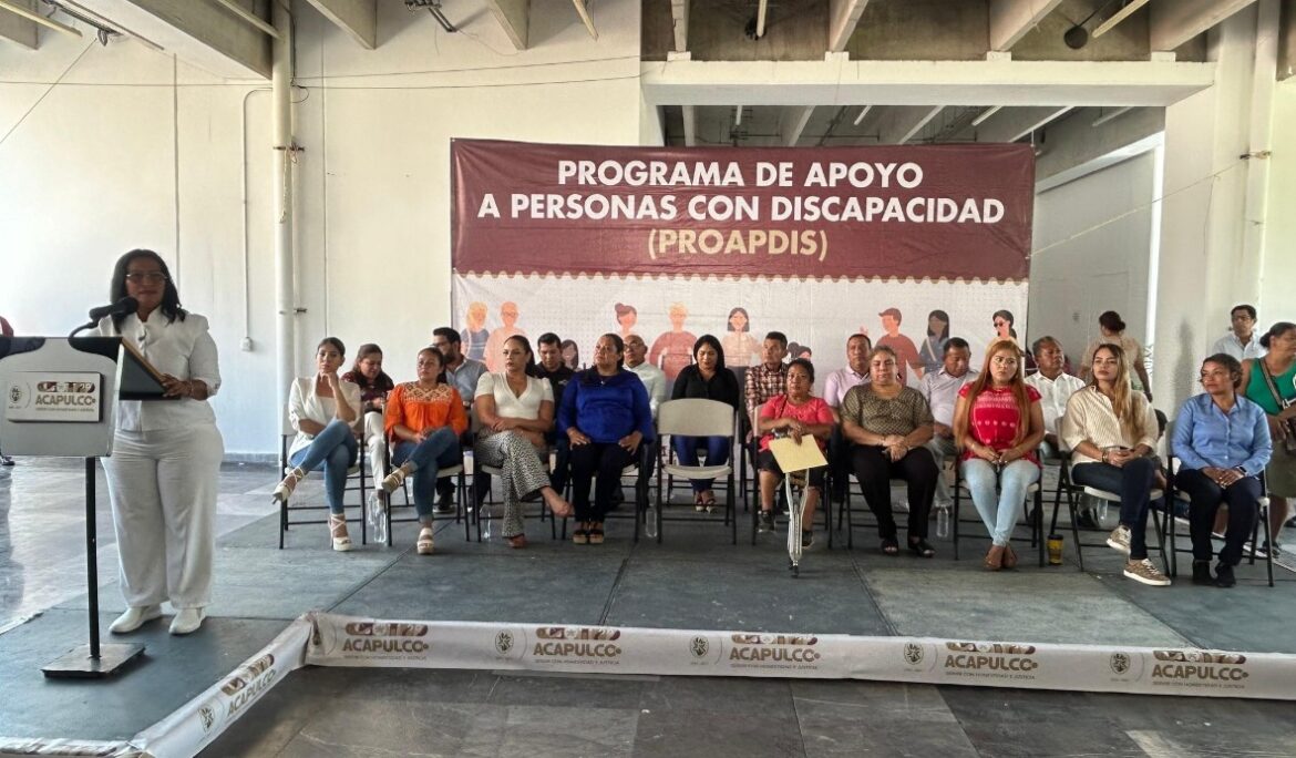 Entrega Gobierno Abelina López Rodríguez apoyos económicos a personas con discapacidad