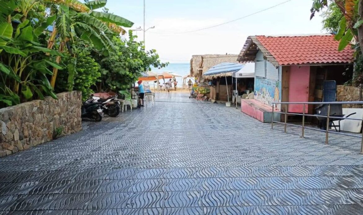 Refuerzan limpieza en accesos a playa en temporada vacacional