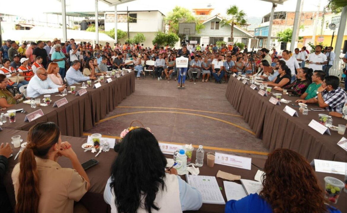 Reconocen vecinos a Abelina López Rodríguez por mejorar las condiciones de vida en Ciudad Renacimiento