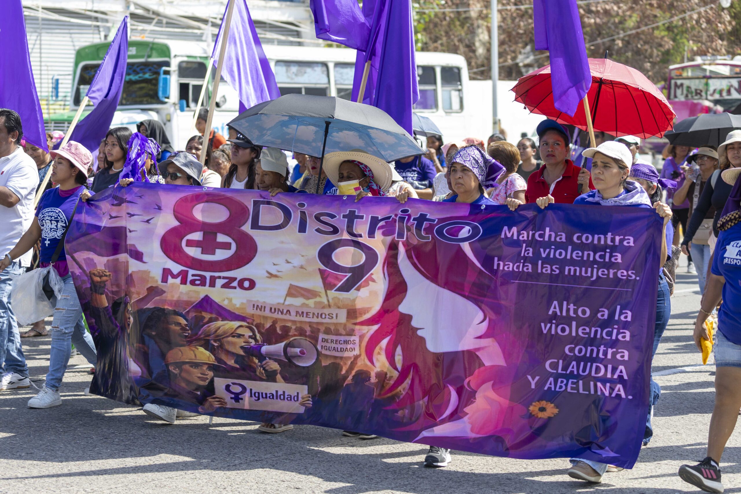 La alcaldesa de Acapulco organiza una marcha de mujeres con fines de promoción política.