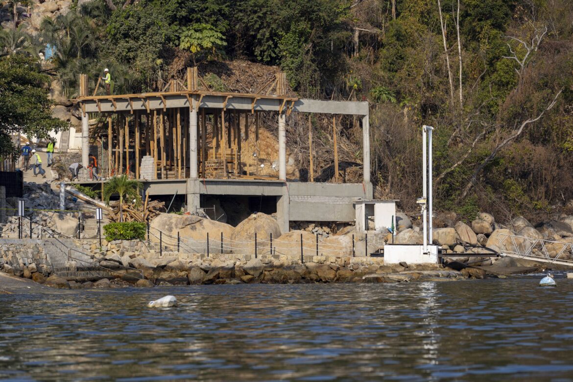 Pescadores de Puerto Marqués protestan contra construcción hotelera que denuncian como “ecocidio” en la bahía